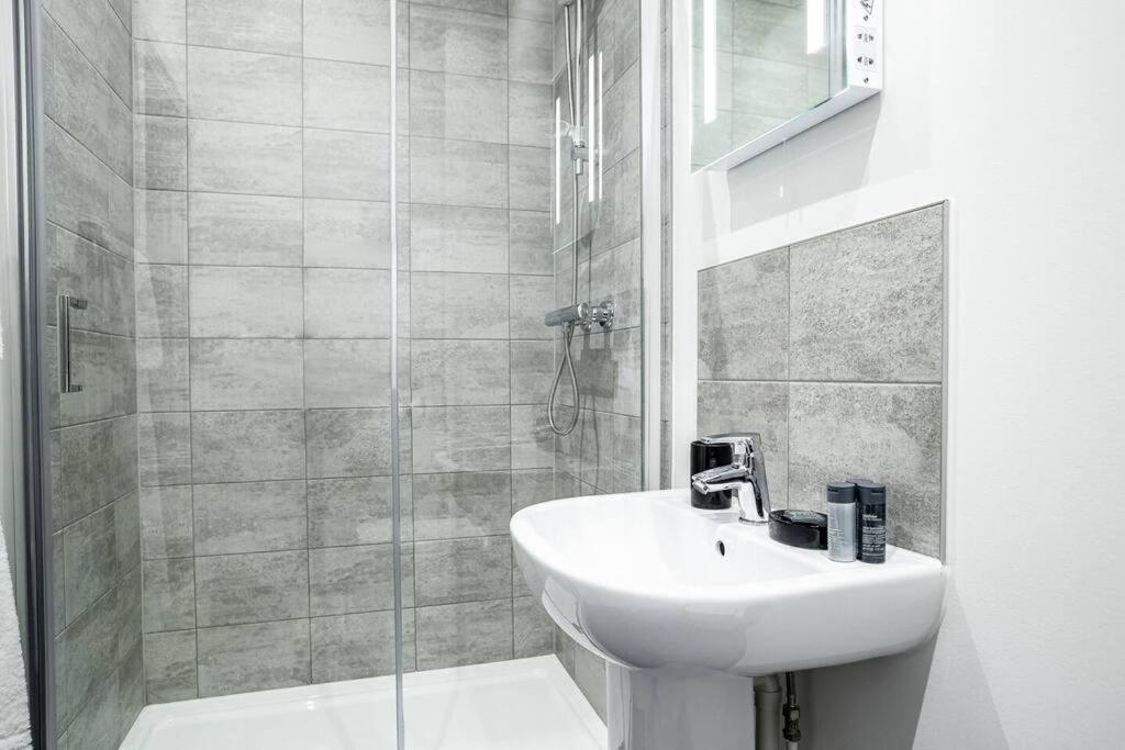 Bayard Apartments City Centre 2 Bedroom Apartment ปีเตอร์โบโรห์ ภายนอก รูปภาพ